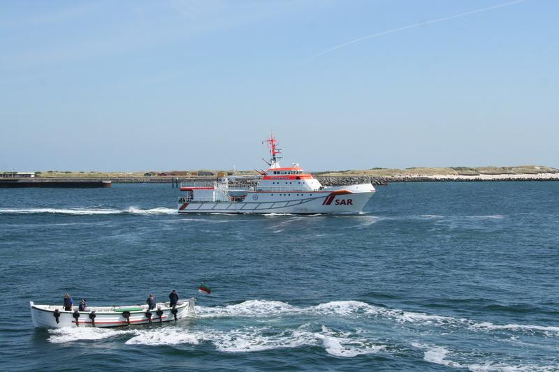 05DP-2008-037 Bild006.JPG - Als unser Schiff zu einem Tagesausflug nach Helgoland vor Anker ging, kam uns der helgoländer Seenotkreuzer HERMANN MARWEDE  entgegen